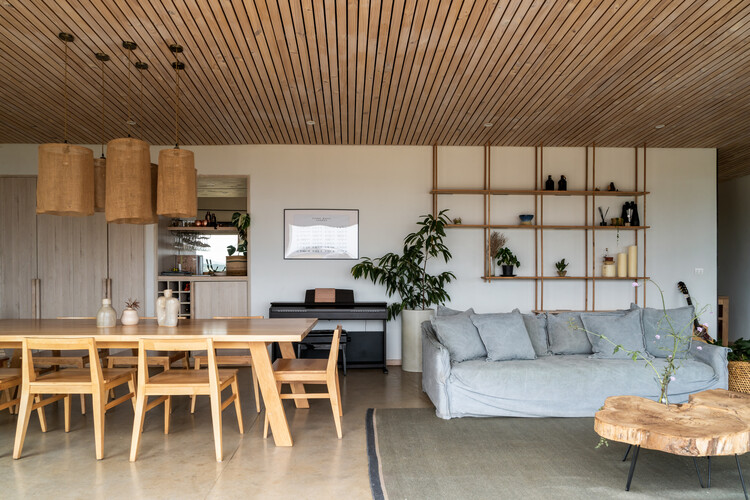 Wind House / Pablo Larroulet + Blaq Arquitectos - Интерьерная фотография, дерево, стол, стул