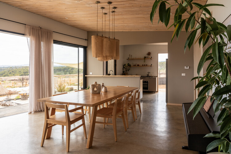 Wind House / Pablo Larroulet + Blaq Arquitectos - Интерьерная фотография, столовая, дерево, стол, стул