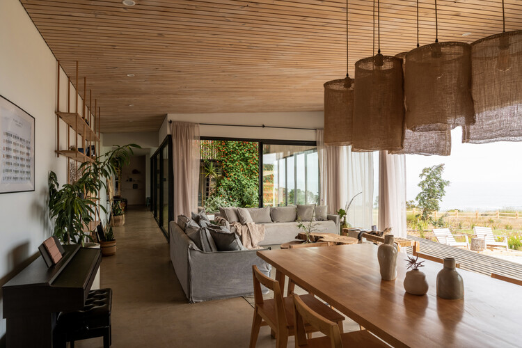 Wind House / Pablo Larroulet + Blaq Arquitectos - Интерьерная фотография, столовая, дерево, стул, луч