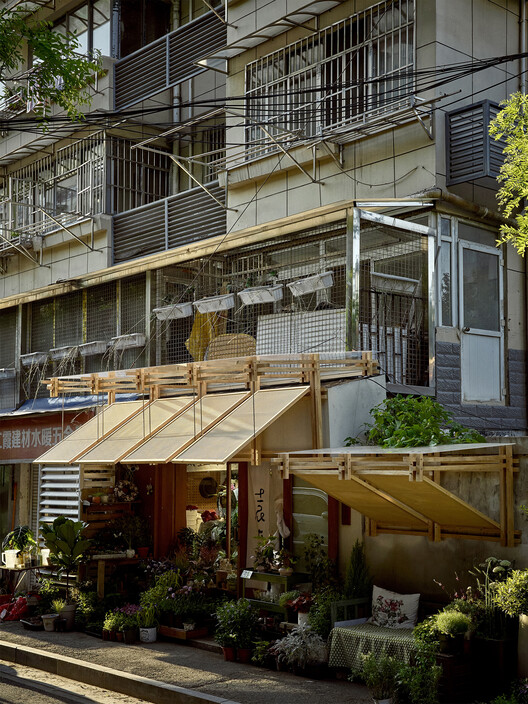 Li Eaves, The Flower and Plant Shop / Студия Architecure - внешняя фотография, балкон
