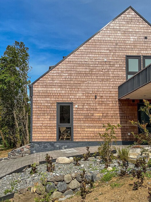 Культурная, архитектурная и территориальная традиция: дома, которые перерабатывают и демонстрируют деревянную черепицу в Чили - изображение 14 из 31