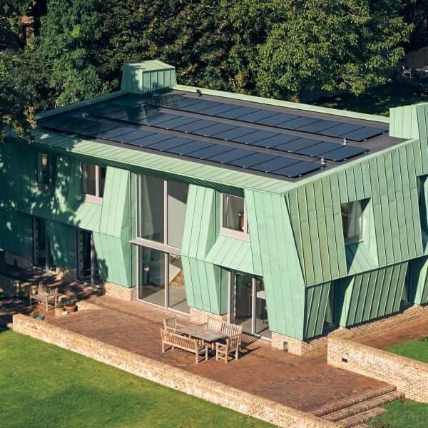 Adrian James Architects завершает медный нижний дом в оболочке, похожей на оригами