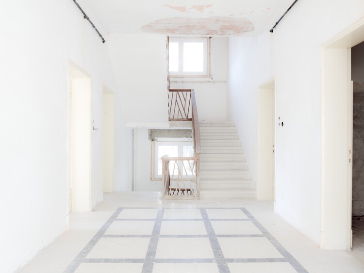 Villa Dominicale Security Intervention / Corde Architetti Associati - Интерьерная фотография, дерево, дверь, лестница, бетон