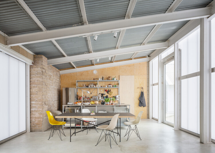 Старый Byre Home / Gianni Botsford Architects - Интерьерная фотография, столовая, освещение, стул, луч