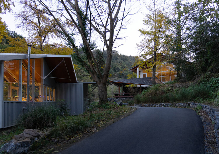 Lost Villa - Ginkgo Valley Design Hotel / Moguang Studio - Фотография экстерьера, дерево