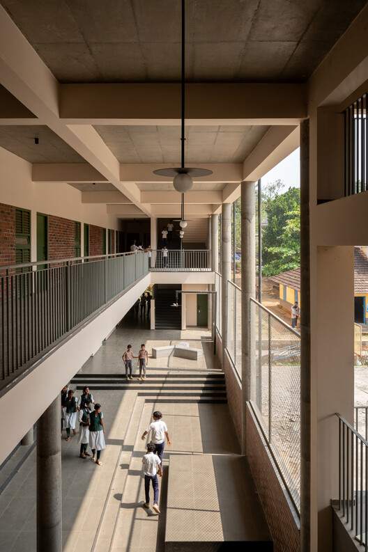 C.A.H.S. School Ayakkad / Studio Acis - интерьерная фотография, бетон, лестницы, перила