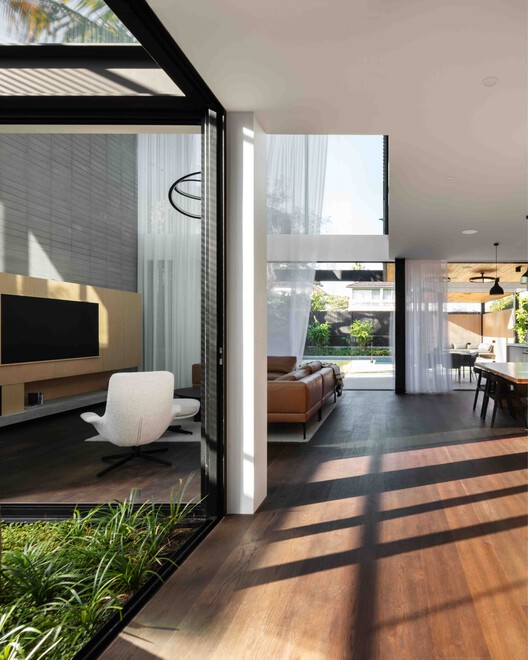 Industrial Escape House / Studio Parisi Architects - интерьерная фотография, гостиная, дерево, дверь, стул