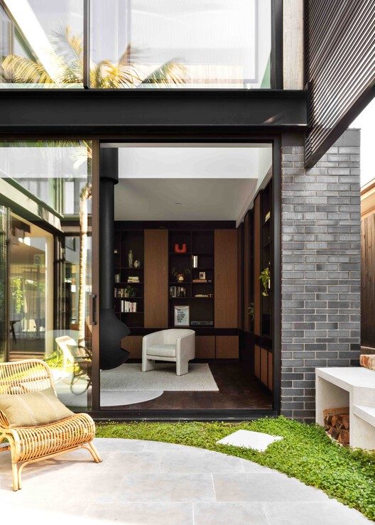 Индустриальный дом в стиле эскейп / Studio Parisi Architects - интерьерная фотография, дверь, двор, сад, балкон, патио