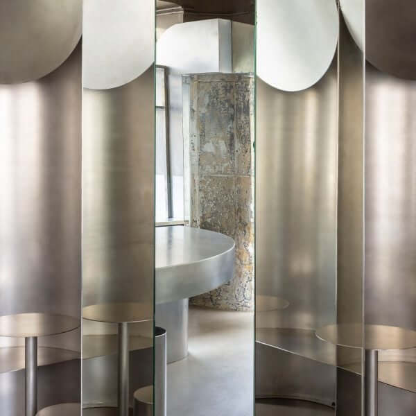 Mur Mur Architects наполняет парижскую кофейню стальными сиденьями в стиле силоса