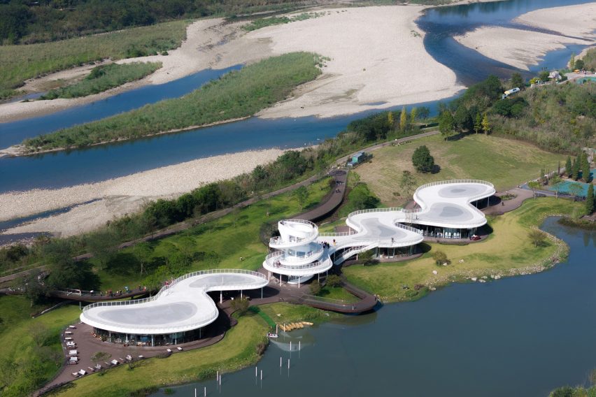 Торговое помещение с доступной крышей в Чэнду от Muda Architects