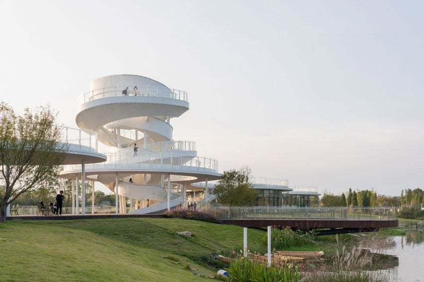 Прибрежная смотровая площадка с двойной спиралью от Muda Architects