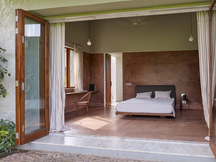 Villa Uma / Case Design - интерьерная фотография, спальня, дерево, дверь, кровать, стул