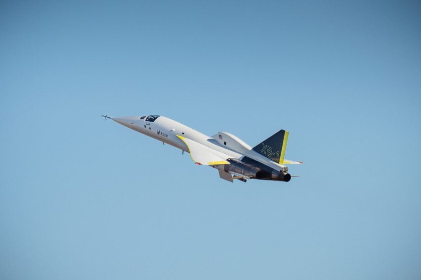 Прототип реактивного самолета XB-1 компании Boom Supersonic во время сверхзвукового испытательного полета