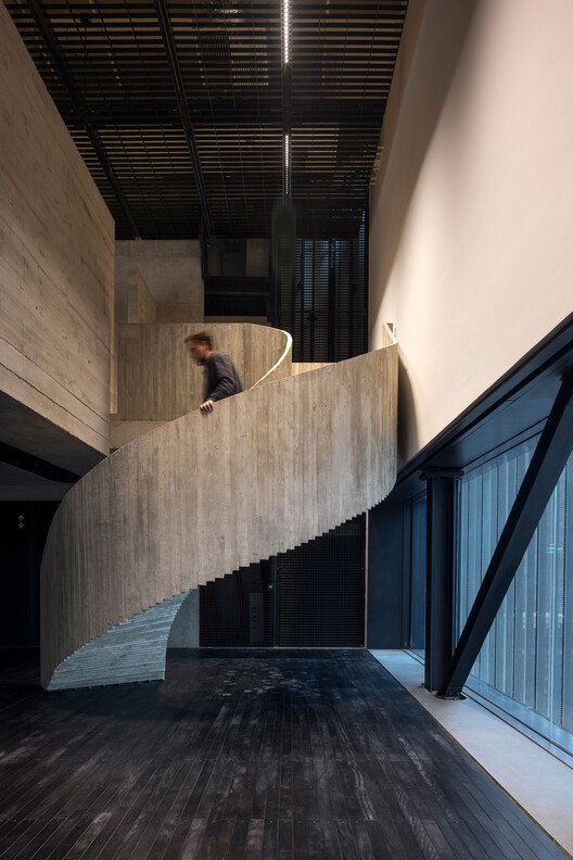 Здание MASP Пьетро Мария Барди / Metro Arquitetos - интерьерная фотография, лестница, дерево, перила