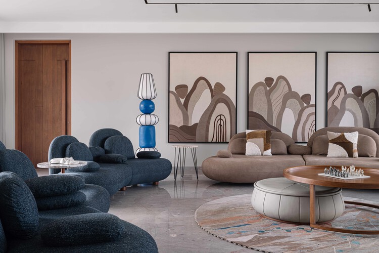 Drishti / Hiren Patel Architects - интерьерная фотография, гостиная, кресло