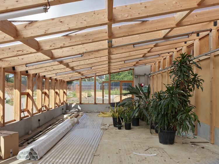 Центр Le Potager Extraordinaire / Guinée et Potin Architects - интерьерная фотография, дерево, брус