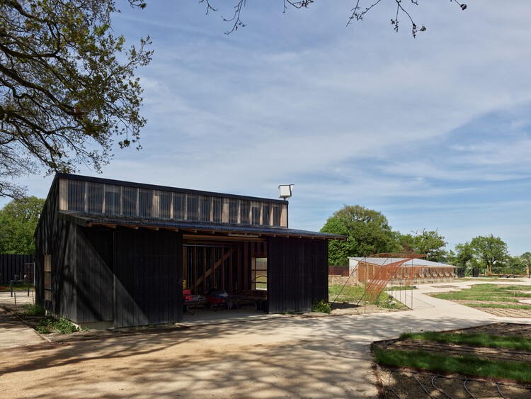 Le Potager Extraordinaire Center / Guinée et Potin Architects - изображение 16 из 21