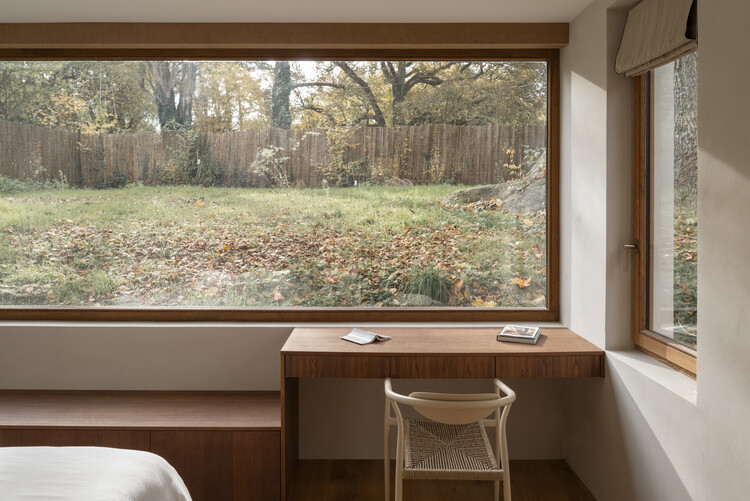 Sous Les Ailes Bioclamatic House / Kida Architecture & Design - Интерьерная фотография, спальня, дерево, стекло