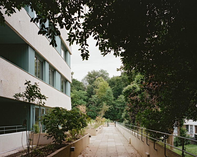 Джин Мулен здание / AZC Architects - Экстерьерная фотография
