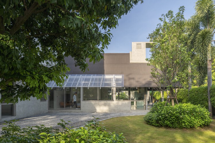 Baan Meesook / VYN Studio — фотография экстерьера, бетон, сад, двор