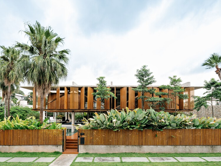 Cumaru House / FGMF - изображение 1 из 23