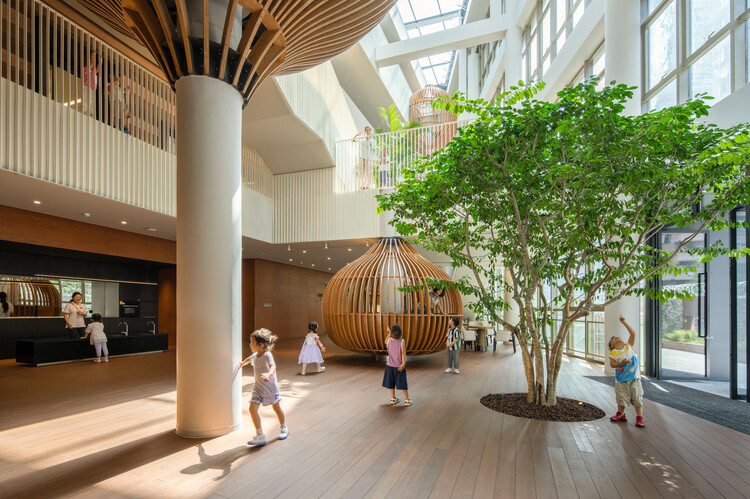 Cheer Kindergarten / HIBINOSEKKEI + Youji no Shiro - Фотография интерьера, дерево