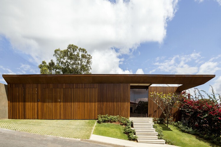 Дом Дезессете/Студия Gontijo Arquitetura — изображение 1 из 29