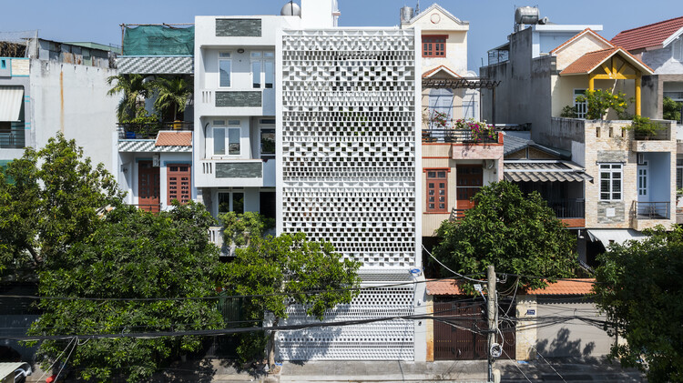 Дом Вунгтау / Sanuki Daisuke Architects - Экстерьерная фотография, фасад, балкон