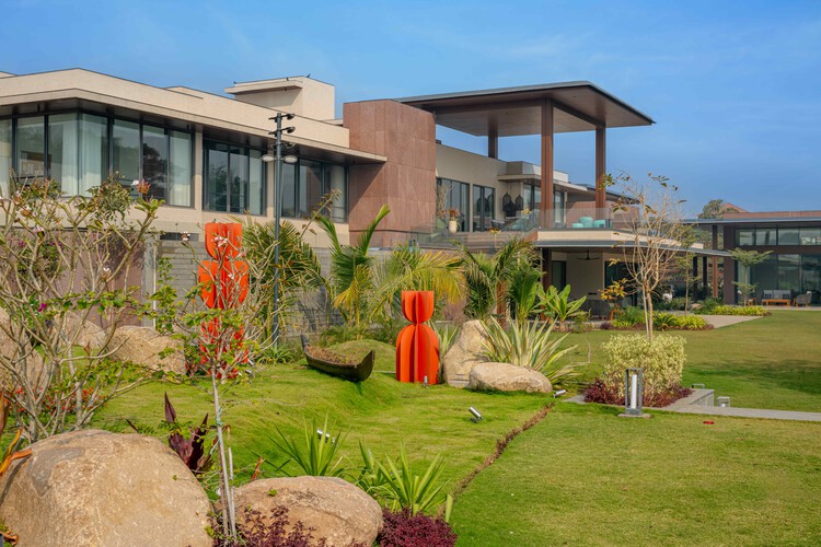 Drishti / Hiren Patel Architects - Фотография экстерьера, сад