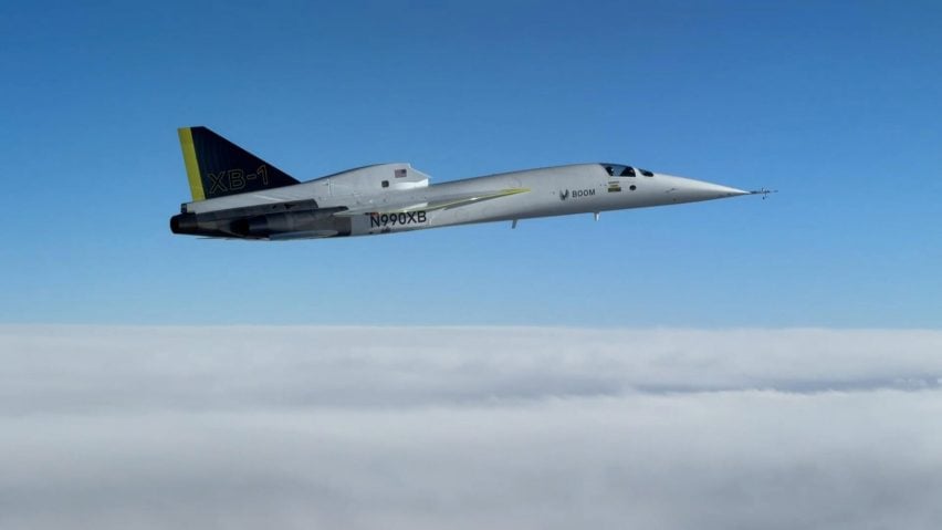 Прототип самолета XB-1 компании Boom Supersonic во время сверхзвукового испытательного полета