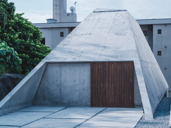 Хижина-пирамида / IGArchitects - Экстерьерная фотография, Бетон