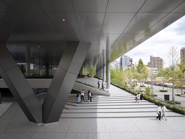Кампус Токийского международного университета в Икебукуро / TAISEI DESIGN Planners Architects & Engineers – Интерьерная фотография, стекло