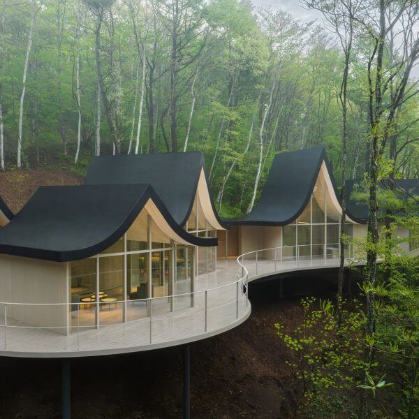 Nendo Designs Interplybled Cottages для рук в руках в Каруизаве