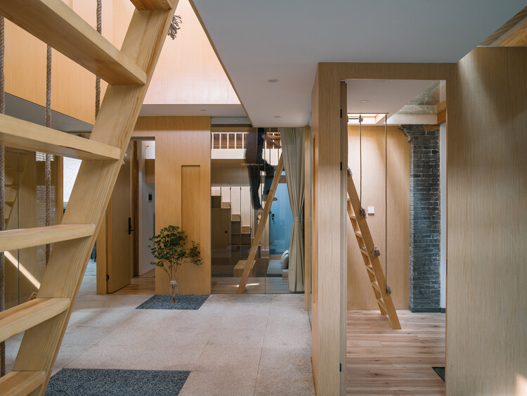 Отель на плитке / Jimei Survey and Design - Фотография интерьера, дерево, лестница