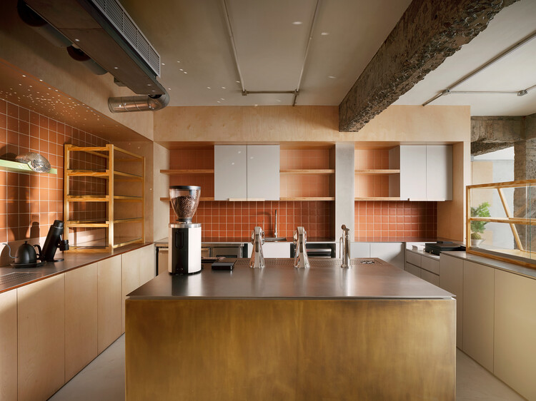 Peckish Bakery / guudpin design — Фотография интерьера, Кухня, Дерево, Столешница, Освещение, Стул
