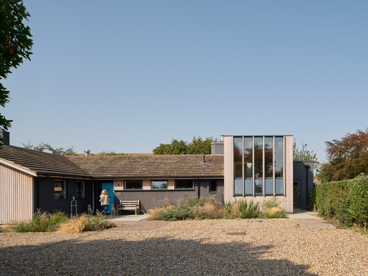 Stones Throw Residence / Mole Architects - Экстерьерная фотография, фасад, дверь, сад, бетон