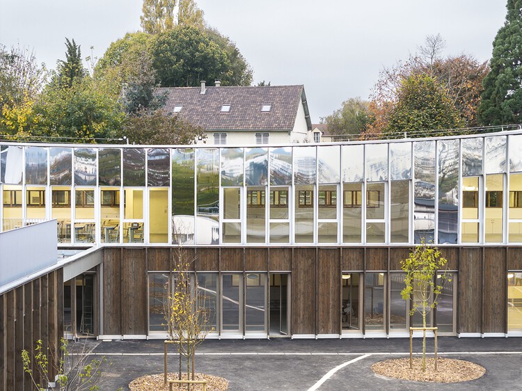 Школьный комплекс и развлекательный центр Les Violettes / HEMAA Architectes - Экстерьерная фотография, двор