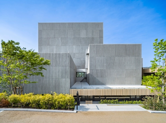 Театр искусств Такацуки / Nikken Sekkei — фотография экстерьера