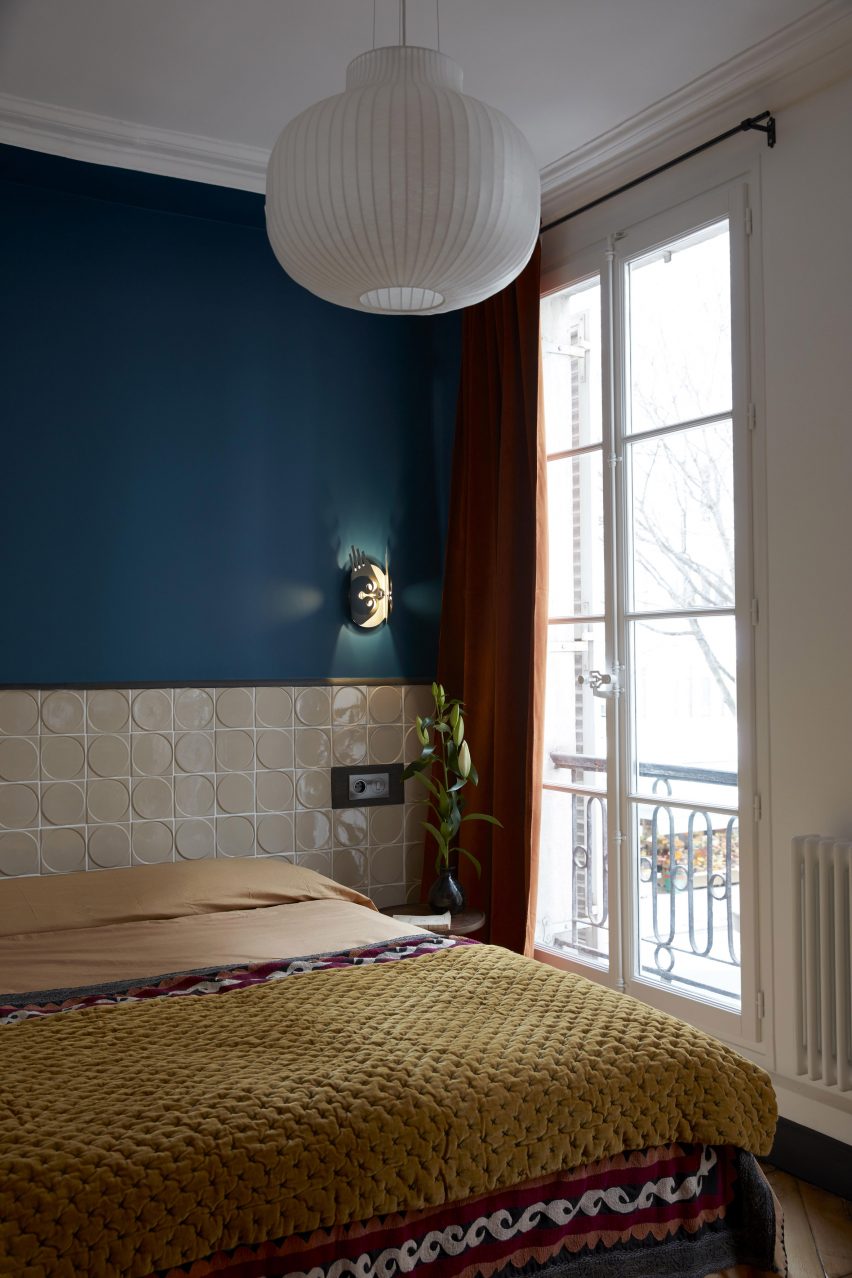 Спальня в Париже от The House Special Studio.
