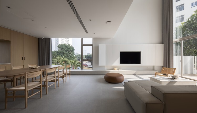 Tram House / HO Studio — Фотография интерьера, гостиная, дерево, стол, стул