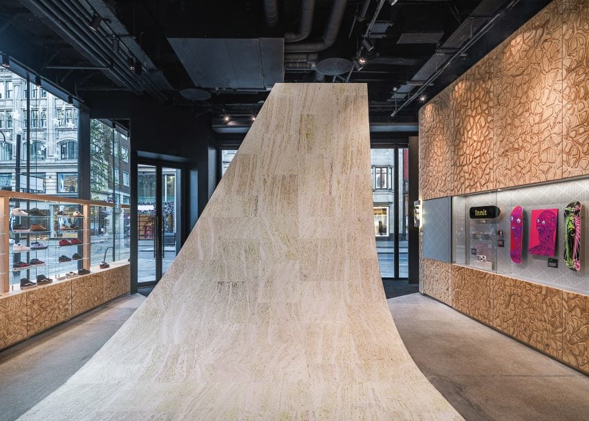 Центральная часть магазина Vans в Лондоне