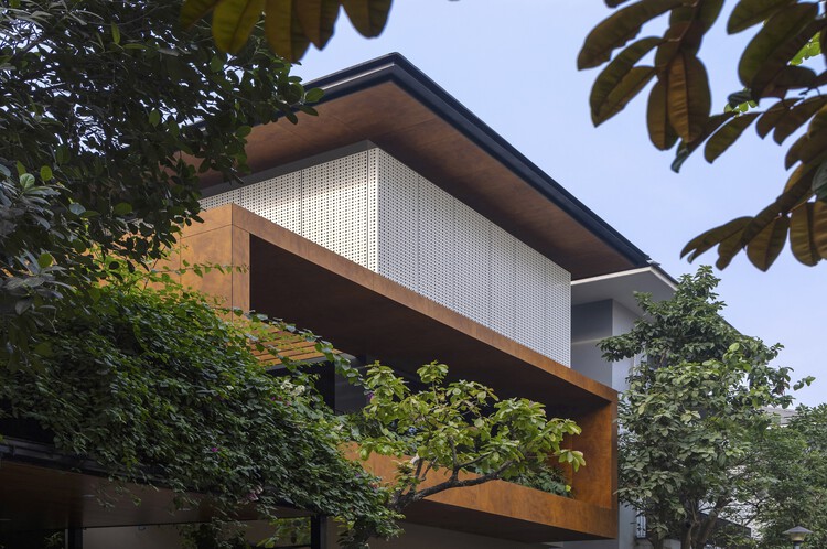 BT5 Villa / APDI — Фотография экстерьера, дерево, балкон