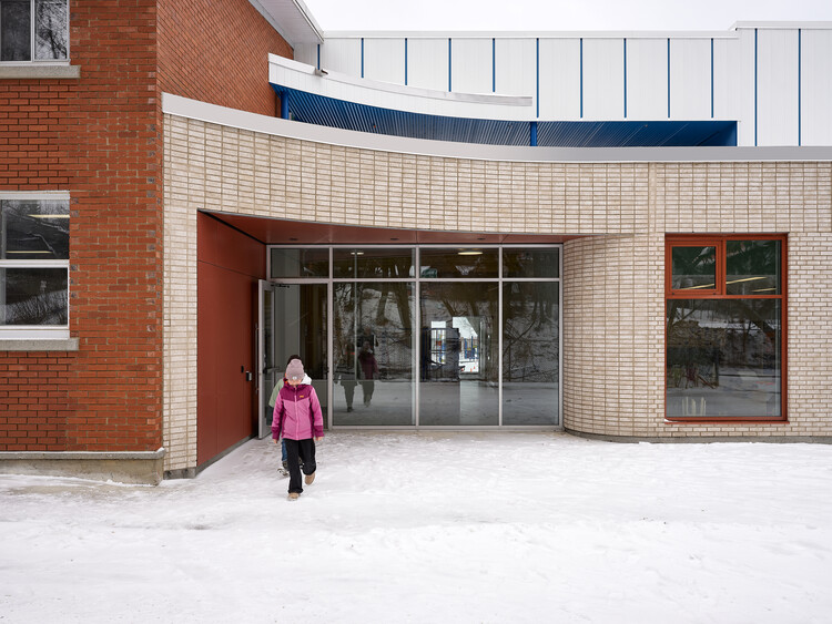 Школа Луи-Сен-Лавр / СТГМ Архитекторы + Ateliers Architecture-Interior Photography, FACADE