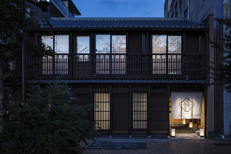 Отель Nazuna Kyoto Higashihonganji / Studio Aluc - Внешняя фотография