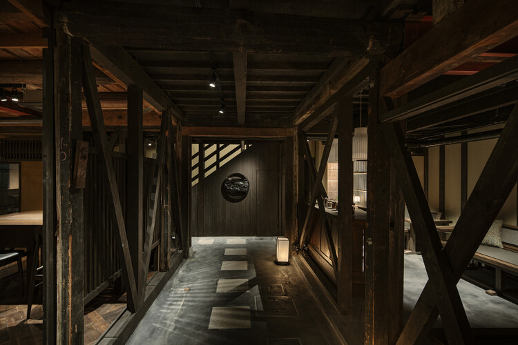 Отель Nazuna Kyoto Higashihonganji / Studio Aluc - изображение 2 из 21