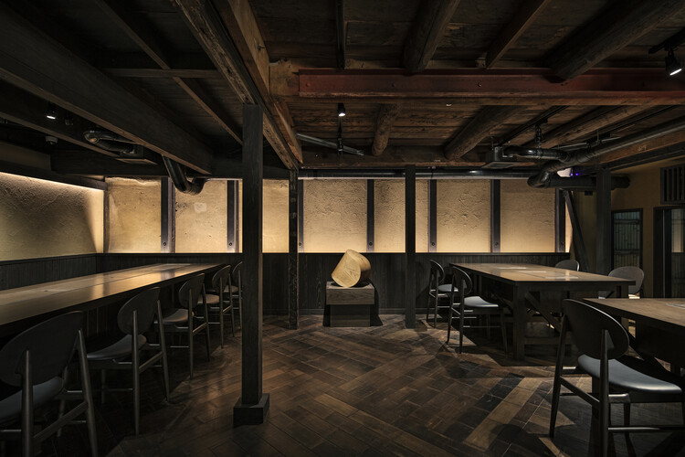 Отель Nazuna Kyoto Higashihonganji / Studio Aluc - Интерьерная фотография, дерево, освещение, стул