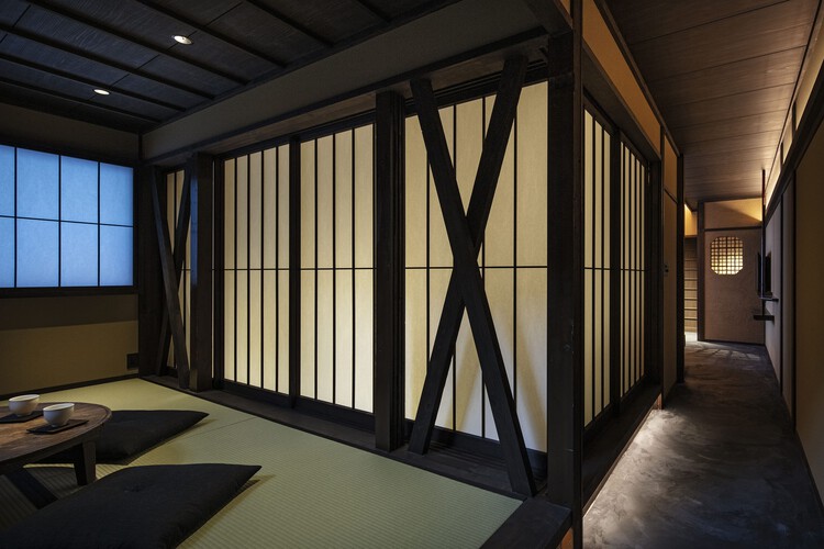 Отель Nazuna Kyoto Higashihonganji / Studio Aluc - Интерьерная фотография, дерево, освещение, стекло