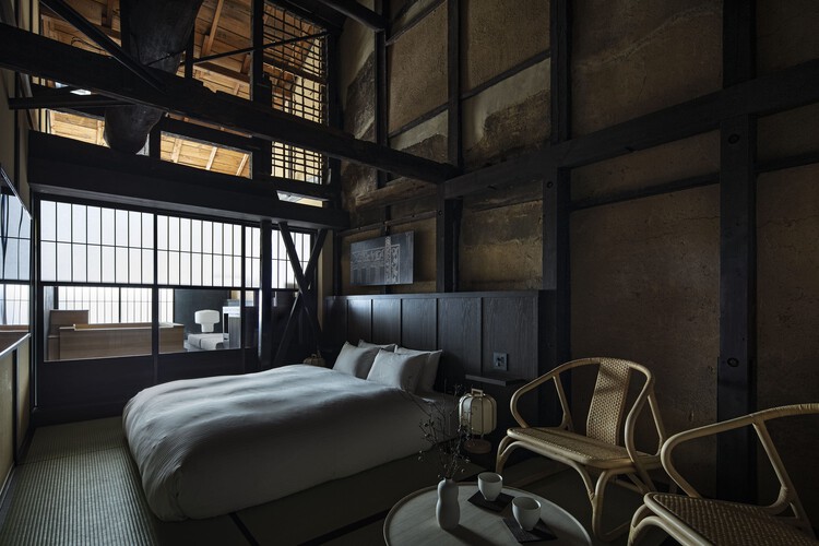 Отель Nazuna Kyoto Higashihonganji / Studio Aluc - Интерьерная фотография, спальня, дерево