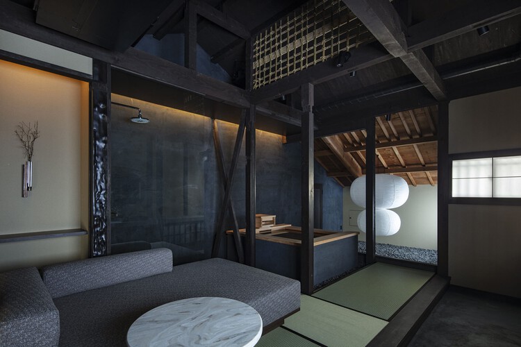 Отель Nazuna Kyoto Higashihonganji / Studio Aluc - Интерьерная фотография, освещение