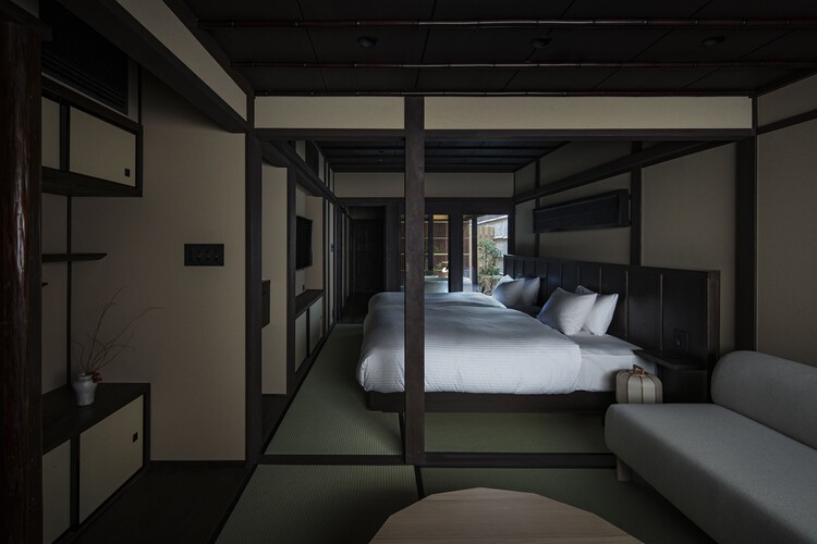 Отель Nazuna Kyoto Higashihonganji / Studio Aluc - Интерьерная фотография, спальня, дерево